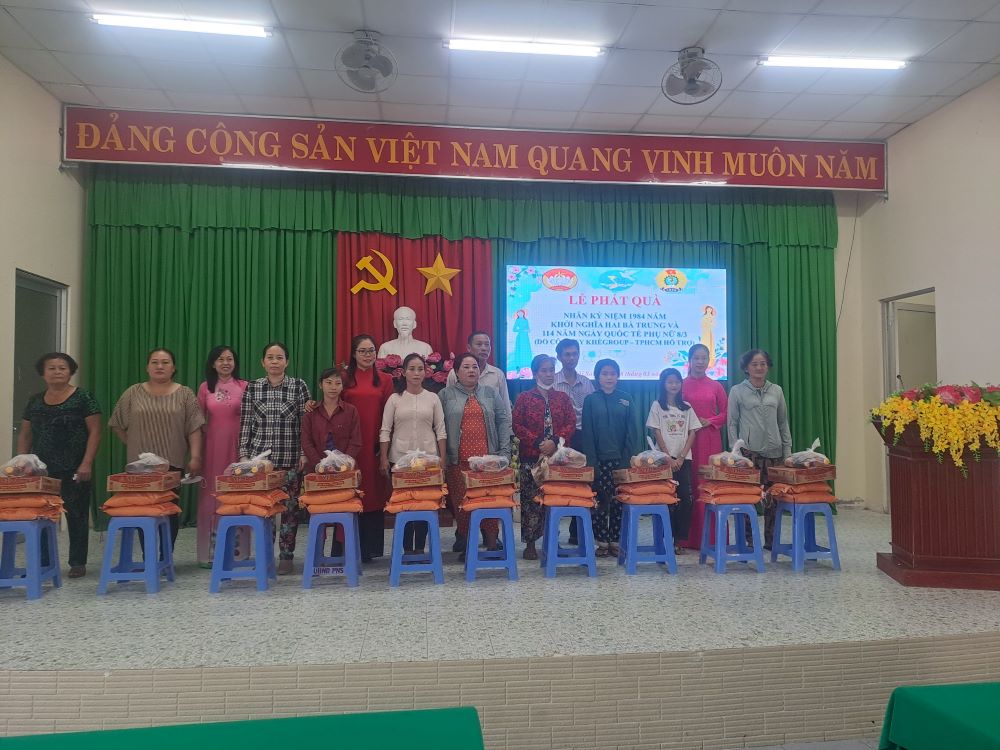 Trao quà cho người dân