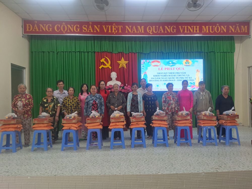 Trao quà cho người dân