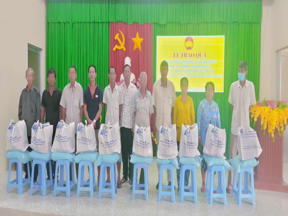Đại diện các gia đình nhận quà