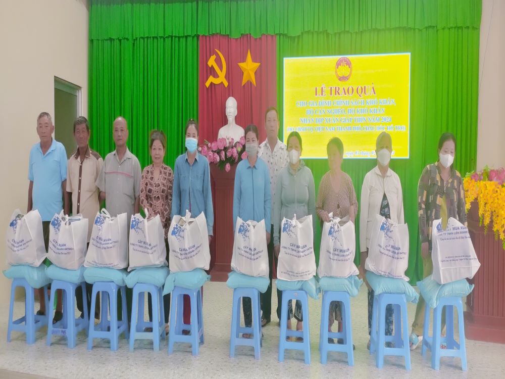 Đại diện các gia đình nhận quà