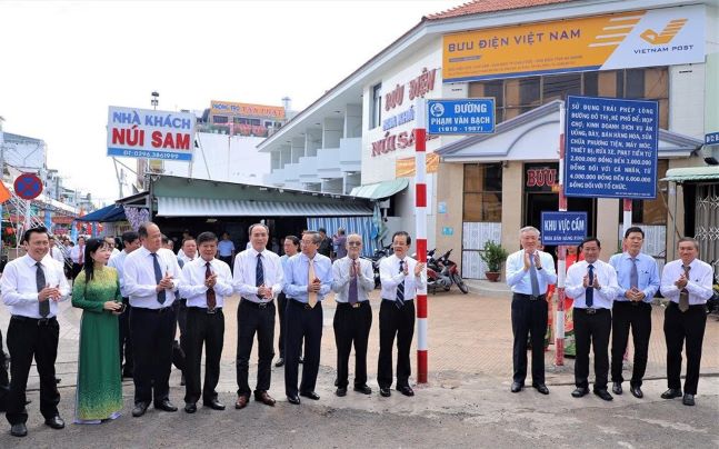Các đại biểu mở băng bảng tên đường