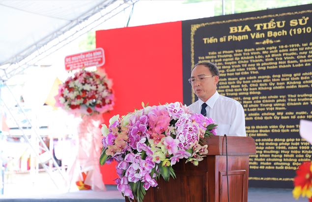 Đồng chí Lâm Quang Thi - Bí thư Thành ủy, Chủ tịch UBND TP. Châu Đốc phát biểu ôn lại tiểu sử của tiến sĩ Phạm Văn Bạch